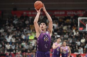 邹雨宸受伤情况曝光：仍关注球队赛况