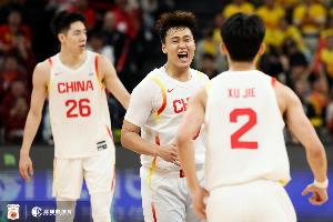 中国男篮大胜日本  赵睿表现出色