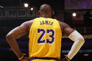 湖人主场战胜快船 詹姆斯助力球队取得胜利