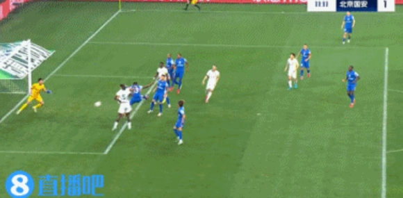 【体育报道】申花短板？马纳法与京沪德比两粒丢球有关，边路被过遭李磊起球(图2)