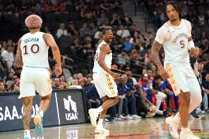 篮筐加盖🥶！马刺全队半场45投34分 其中巴恩斯7中1 卡斯尔7中0