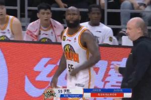 琼斯打脸任骏飞被吹违体&加之此前的技术犯规 被驱逐出场！