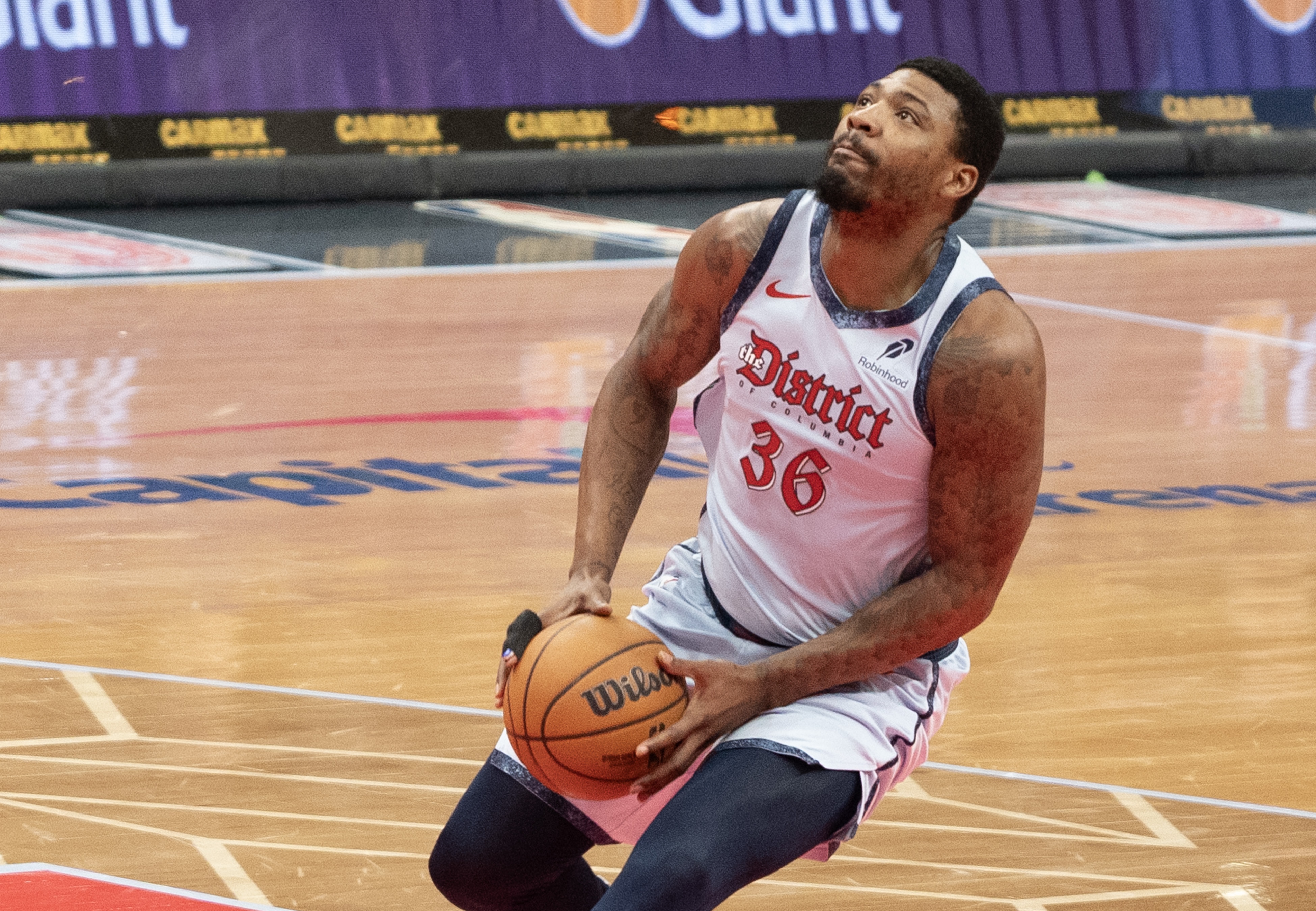 昔日DPOY！美记：交易斯玛特感兴趣者寥寥 其他球队期待买断捡漏