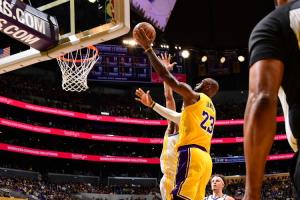 詹姆斯在战败中表现出色，湖人主场不敌勇士