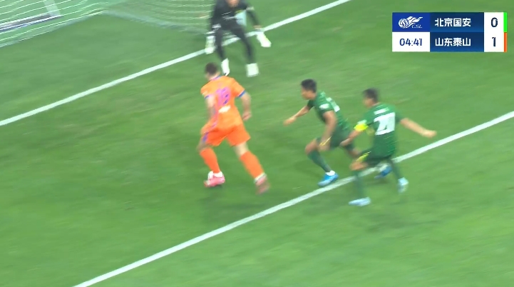 泰山4分钟1-0领先国安！侯森出球失误，瓦科送饼泽卡轻松推空门