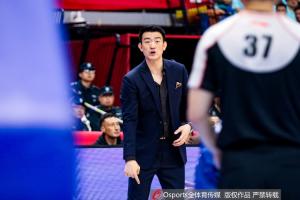 广厦险胜青岛,王博和卡尔顿点评赛后新闻发布会