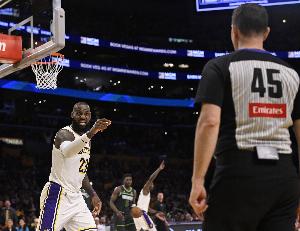 球迷热议:裁判到底哪里了?NBA季后赛争议球热议