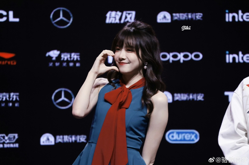 守护长腿小驼！LPL女主持骆歆晒照：西安的朋友们超级超级热情