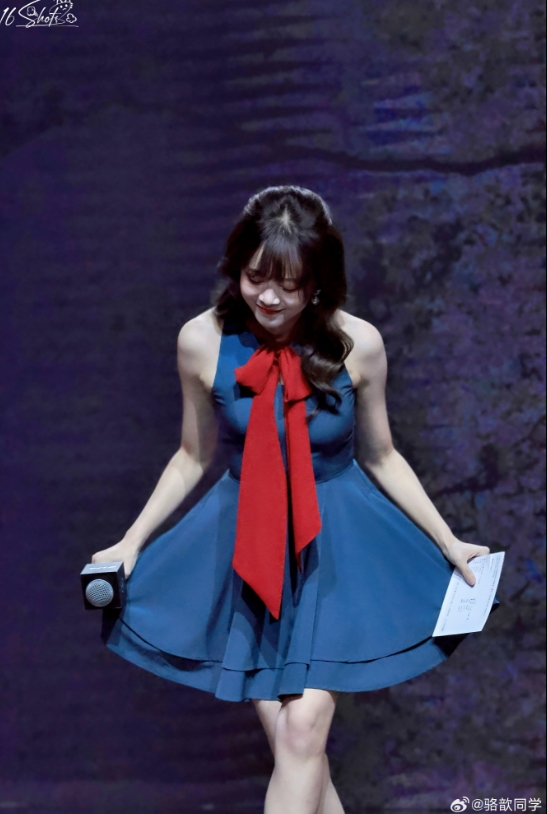 守护长腿小驼！LPL女主持骆歆晒照：西安的朋友们超级超级热情
