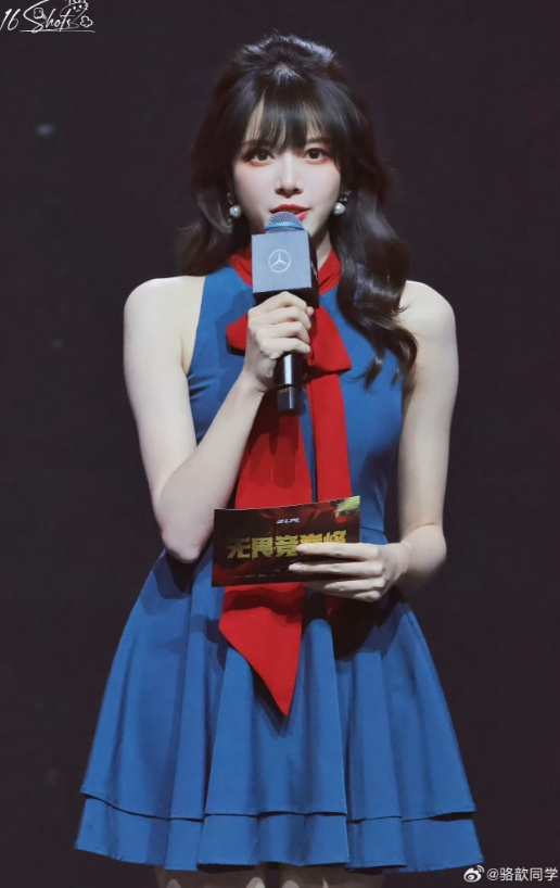 守护长腿小驼！LPL女主持骆歆晒照：西安的朋友们超级超级热情