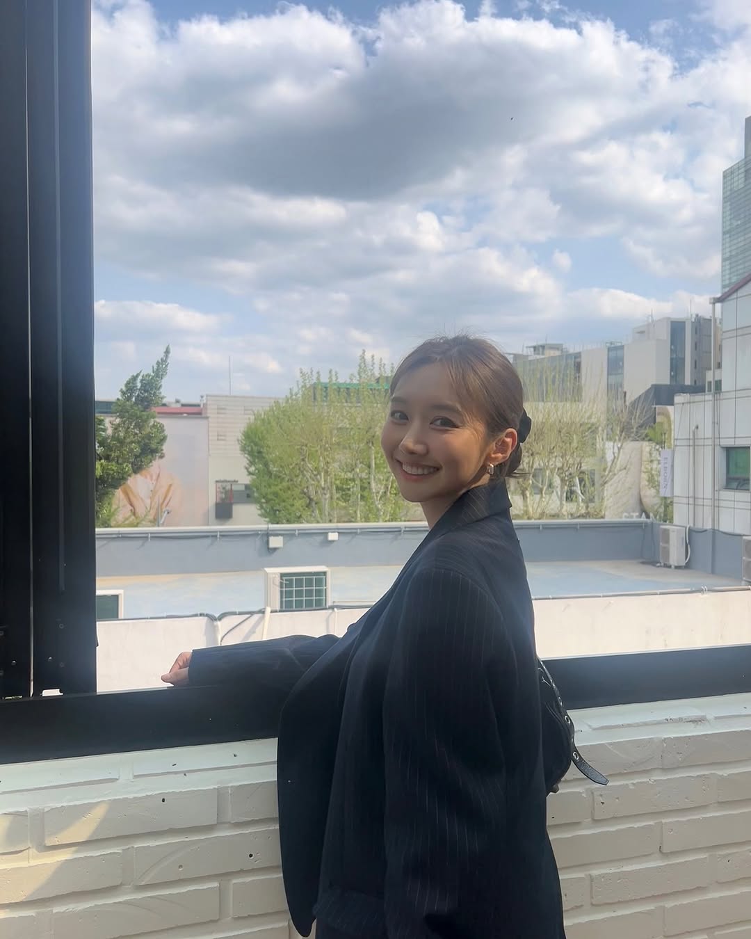 LCK女主持人尹秀彬分享照片：OverSize外套+甜妹笑容，还有超短裤