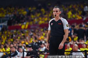 评论员杨毅对CBA裁判吹罚进行评价