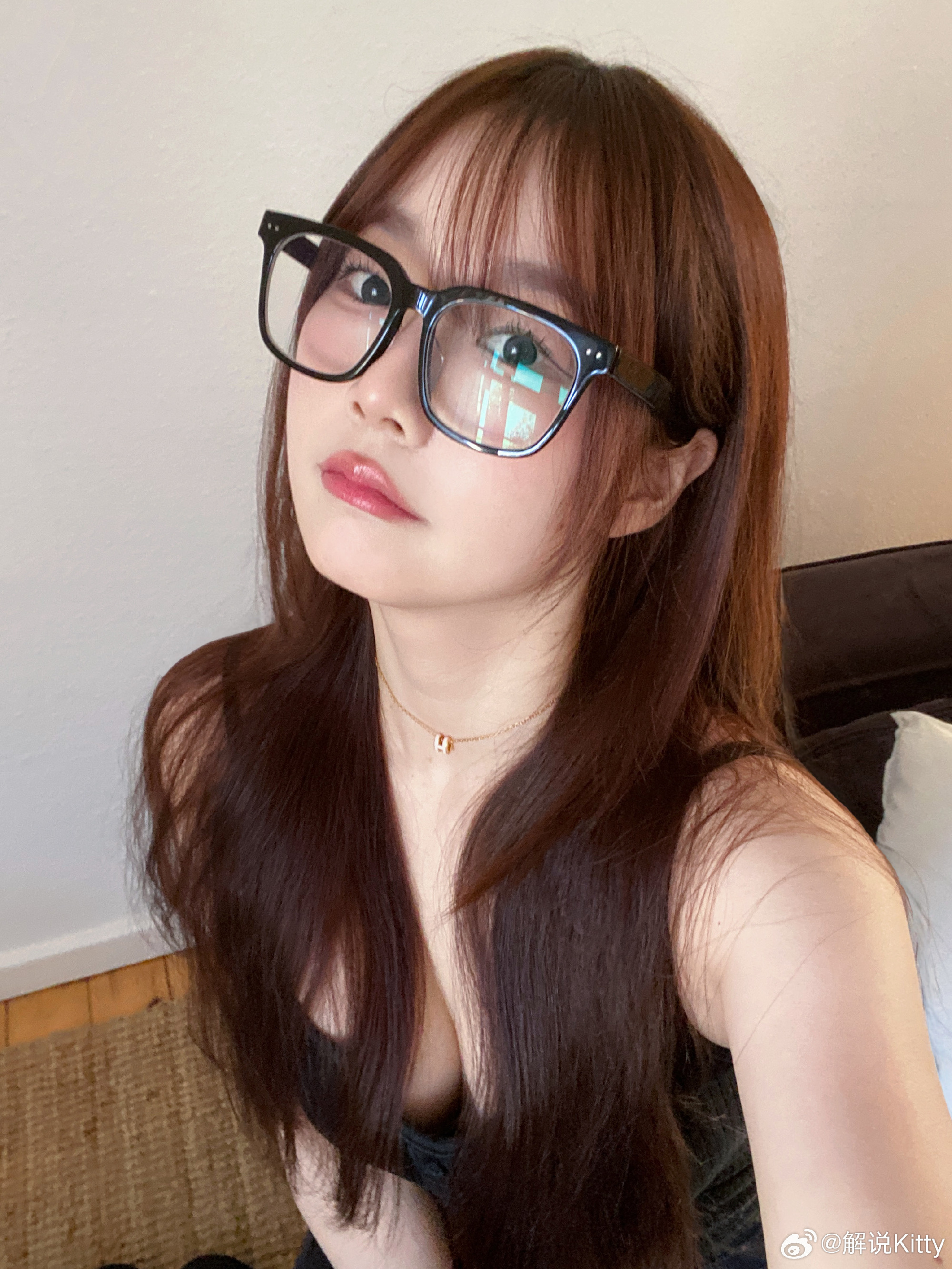 大大大😍解说Kitty分享自拍美照：Happy五月份🖤