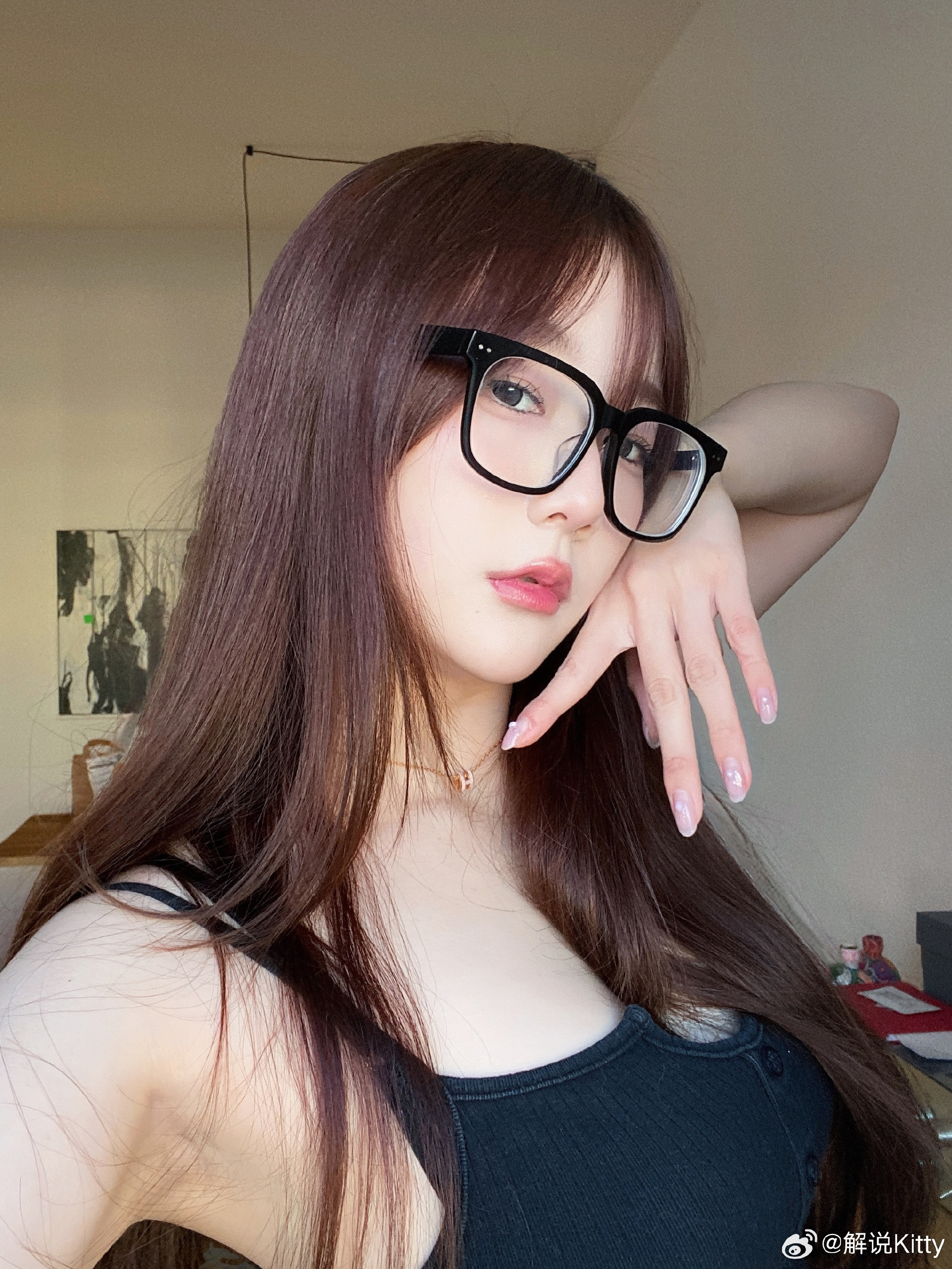 大大大😍解说Kitty分享自拍美照：Happy五月份🖤