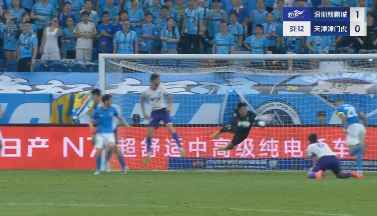 低级失误！方镜淇拳击球扑空，杜加利奇笑纳空门，深圳1-0津门虎