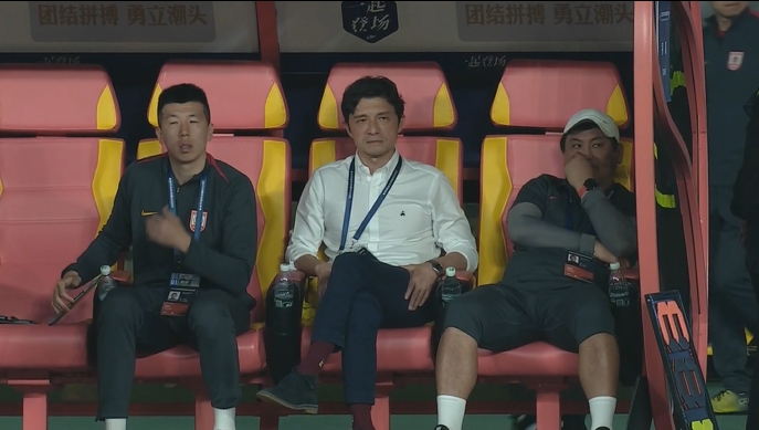 作何感想？亚泰近4轮仅拿1分仍陷降级区，谢晖赛后呆坐教练席