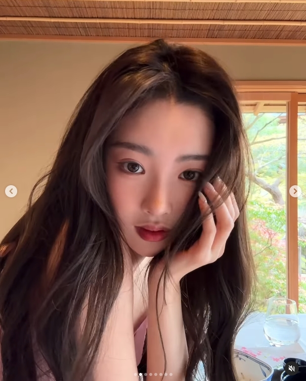 Ming绯闻女友1saye晒照：脖子上怎么红红的？