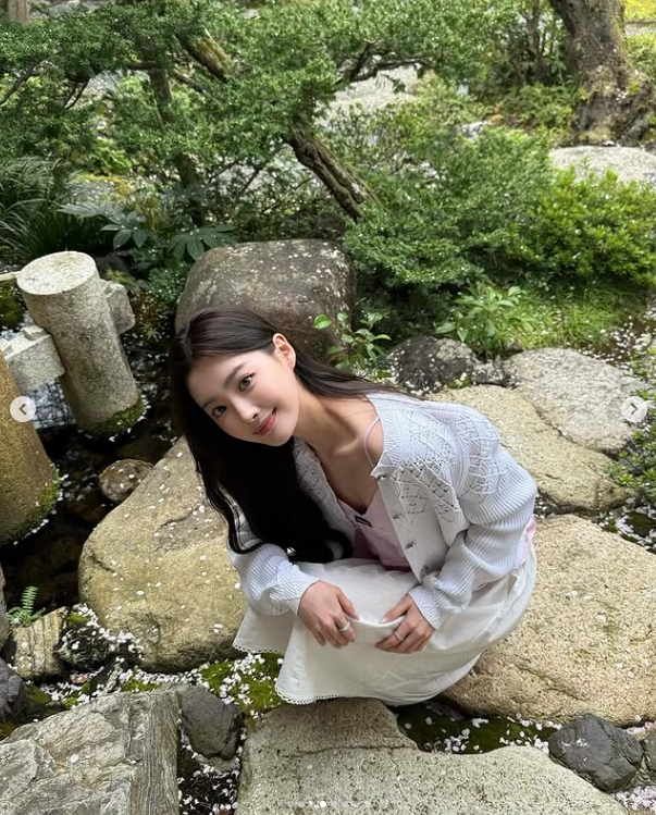 Ming绯闻女友1saye晒照：脖子上怎么红红的？