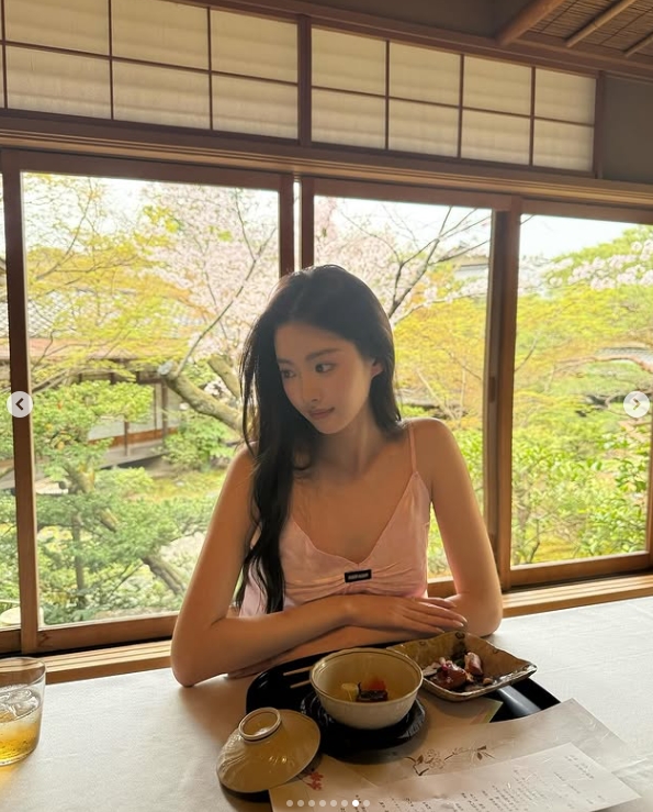 Ming绯闻女友1saye晒照：脖子上怎么红红的？