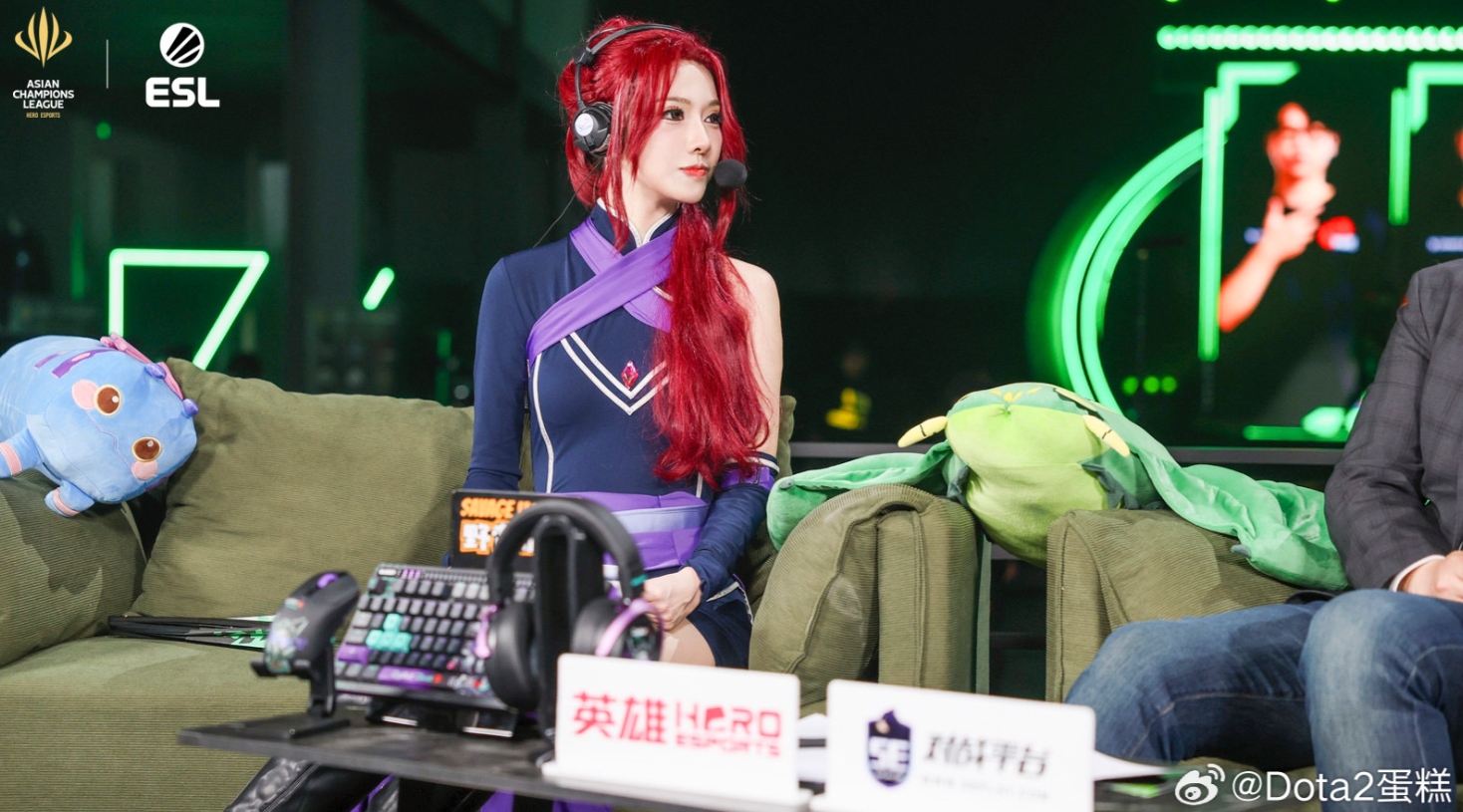 DOTA2解说蛋糕晒照：久违的线下赛 中途还切了个皮肤嘻嘻
