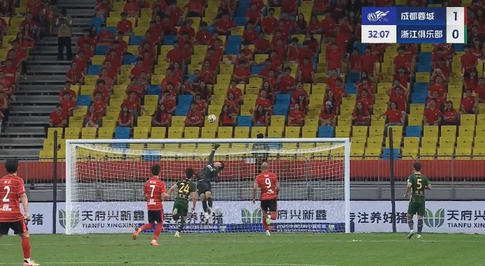 折射进球！杨明洋远射打在防守球员腿上吊进球门，蓉城1-0领先