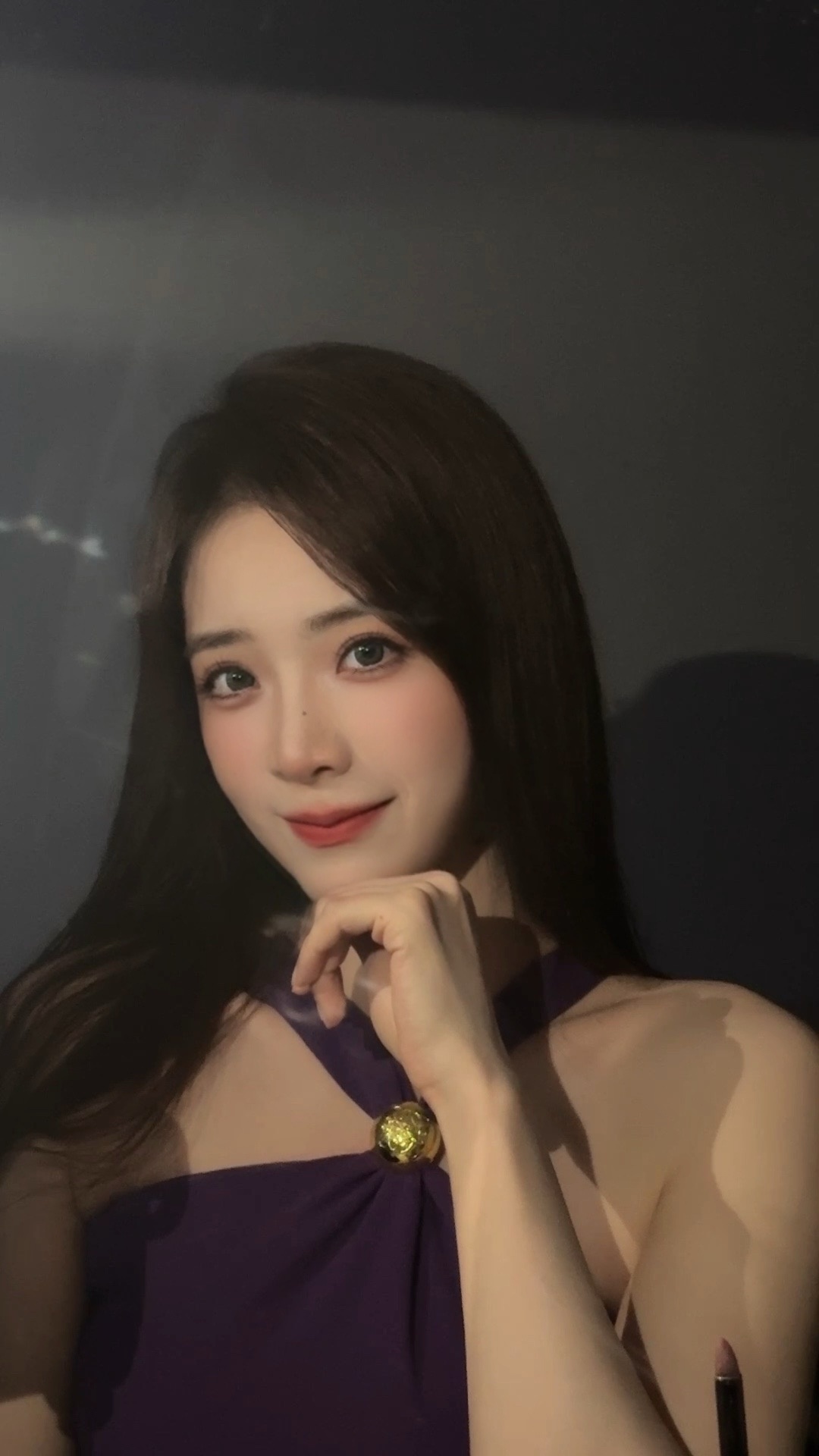 余霜分享今日LPL上海现场工作照：“紫罗兰”🎶