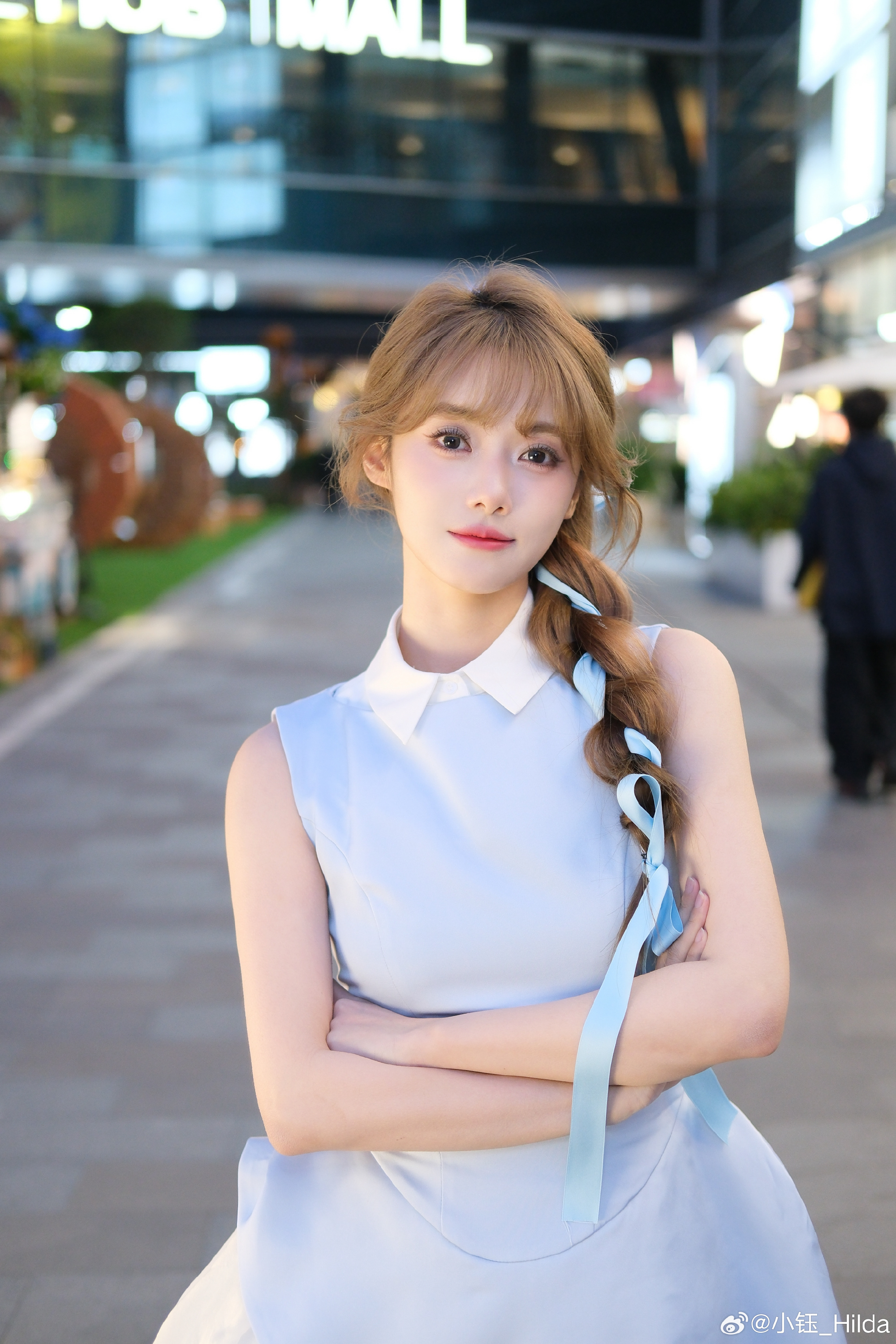 女主持人小钰晒照：你好，这是乖乖小蓝，今天好快的下班！