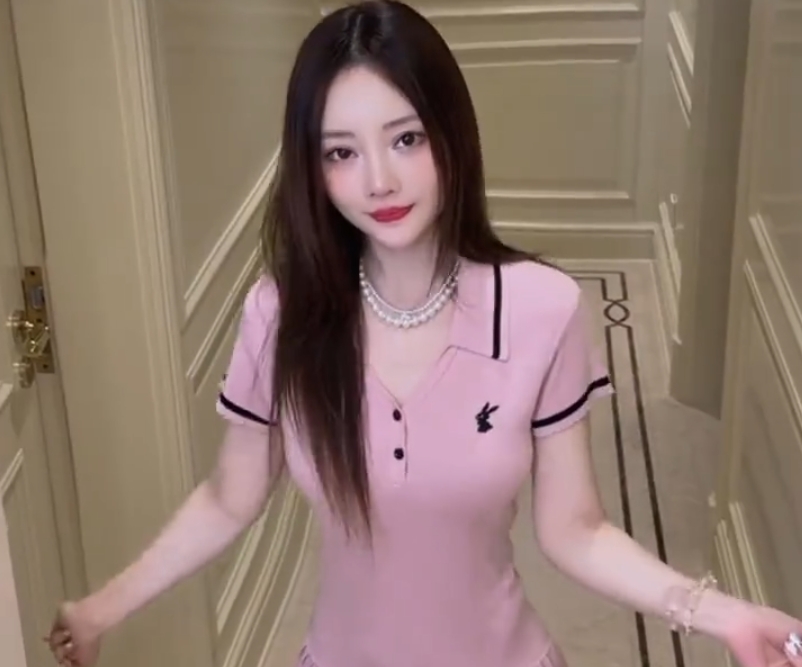 你问PGONE啊！媒体人：小璐和周姐最近拍了一样的视频 左边还是右边？