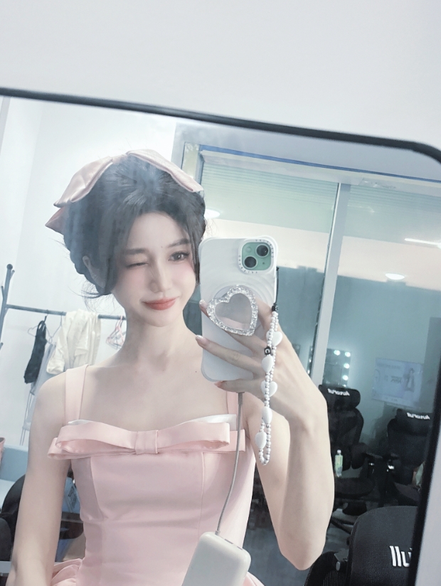 主持小悠晒照：昨天上班是粉色皮肤，出差广东的一周结束啦