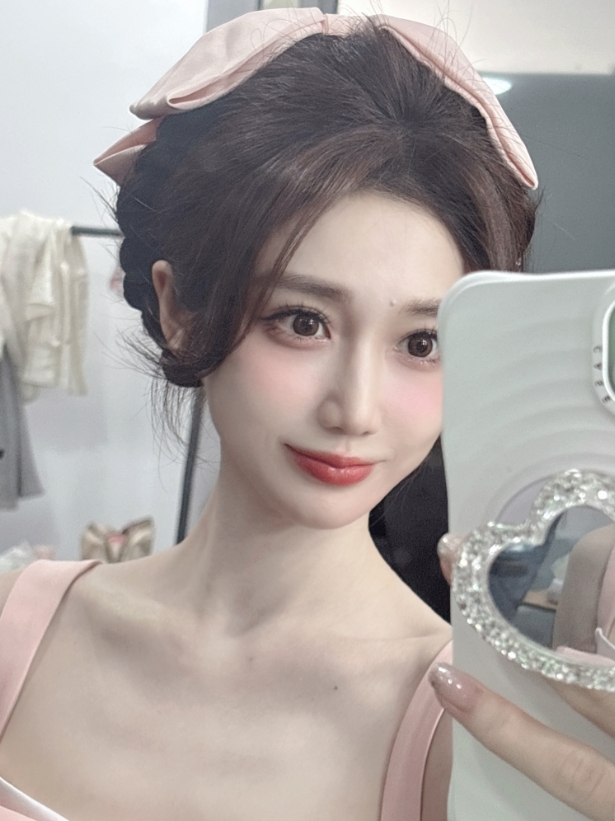 主持小悠晒照：昨天上班是粉色皮肤，出差广东的一周结束啦
