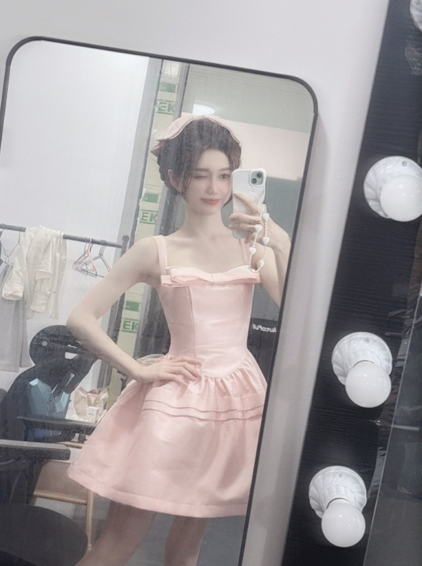 主持小悠晒照：昨天上班是粉色皮肤，出差广东的一周结束啦