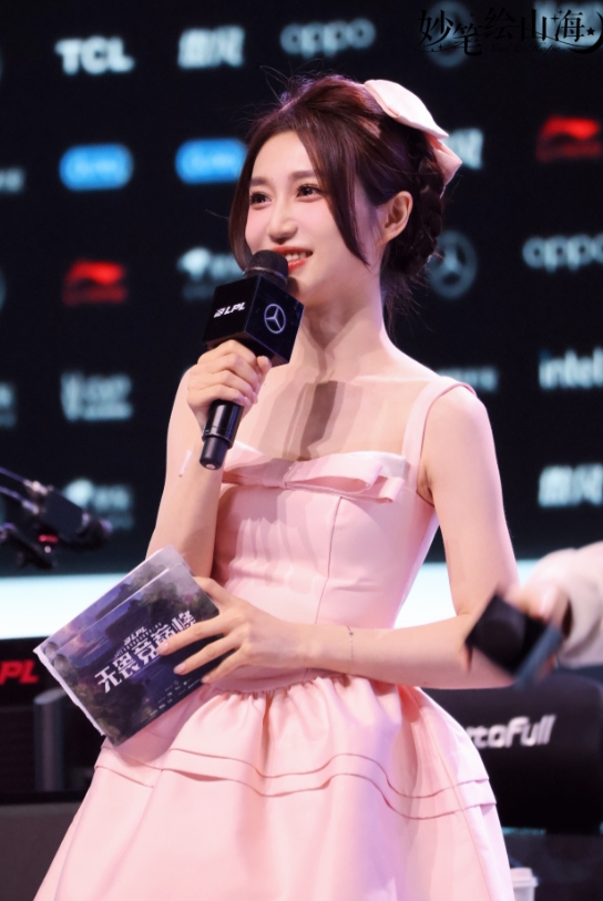 主持小悠晒照：昨天上班是粉色皮肤，出差广东的一周结束啦