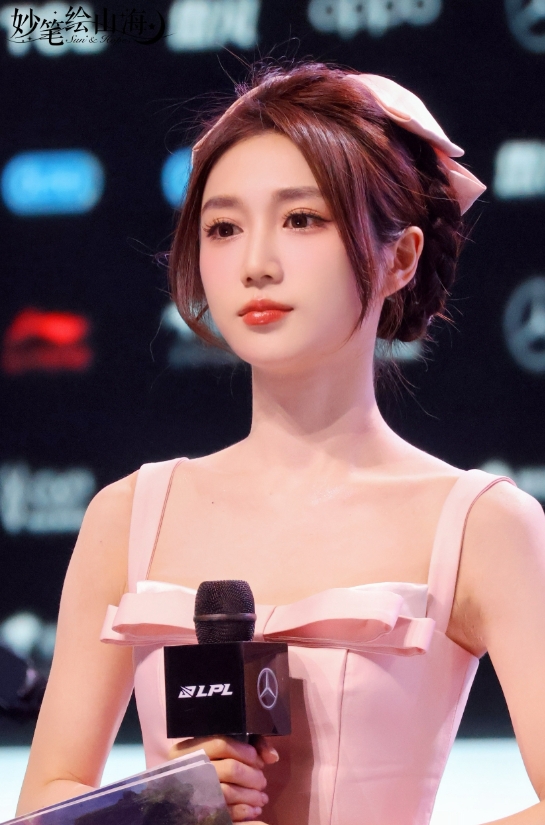 主持小悠晒照：昨天上班是粉色皮肤，出差广东的一周结束啦