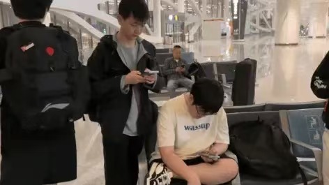 谁能拒绝！网传BLG、TES选手路程中手机沉浸观看iG比赛