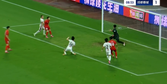 蓉城1-0领先梅州！韦世豪助攻，杨明洋连场破门&激动找前者庆祝