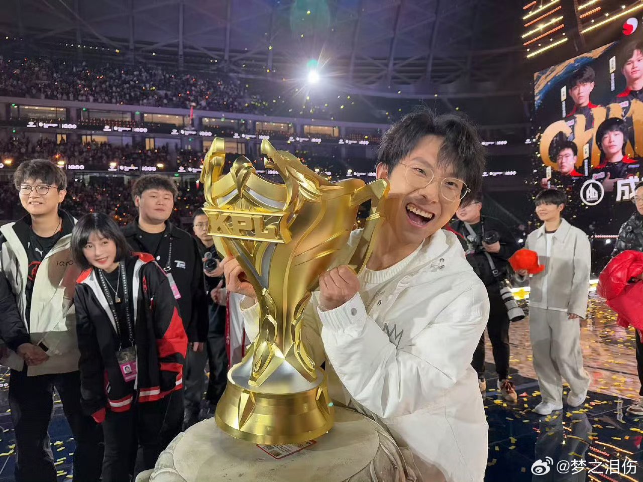 享受这个过程！AG夺冠保留环节 梦泪再次现场捧杯