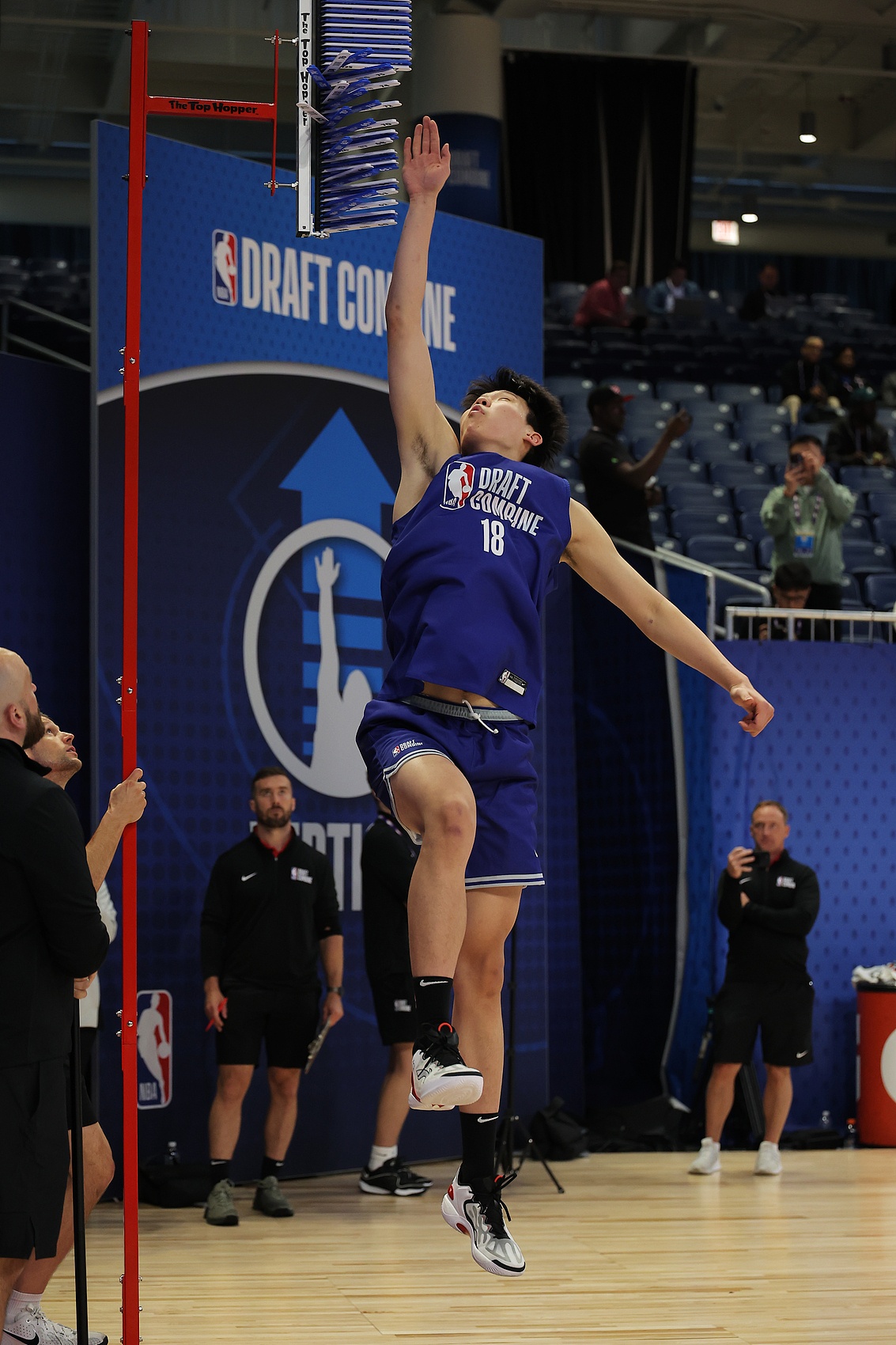 【体育头条】媒体人：在NBA联合试训现场 不止一支球队观看了杨瀚森的CBA集锦(图1)