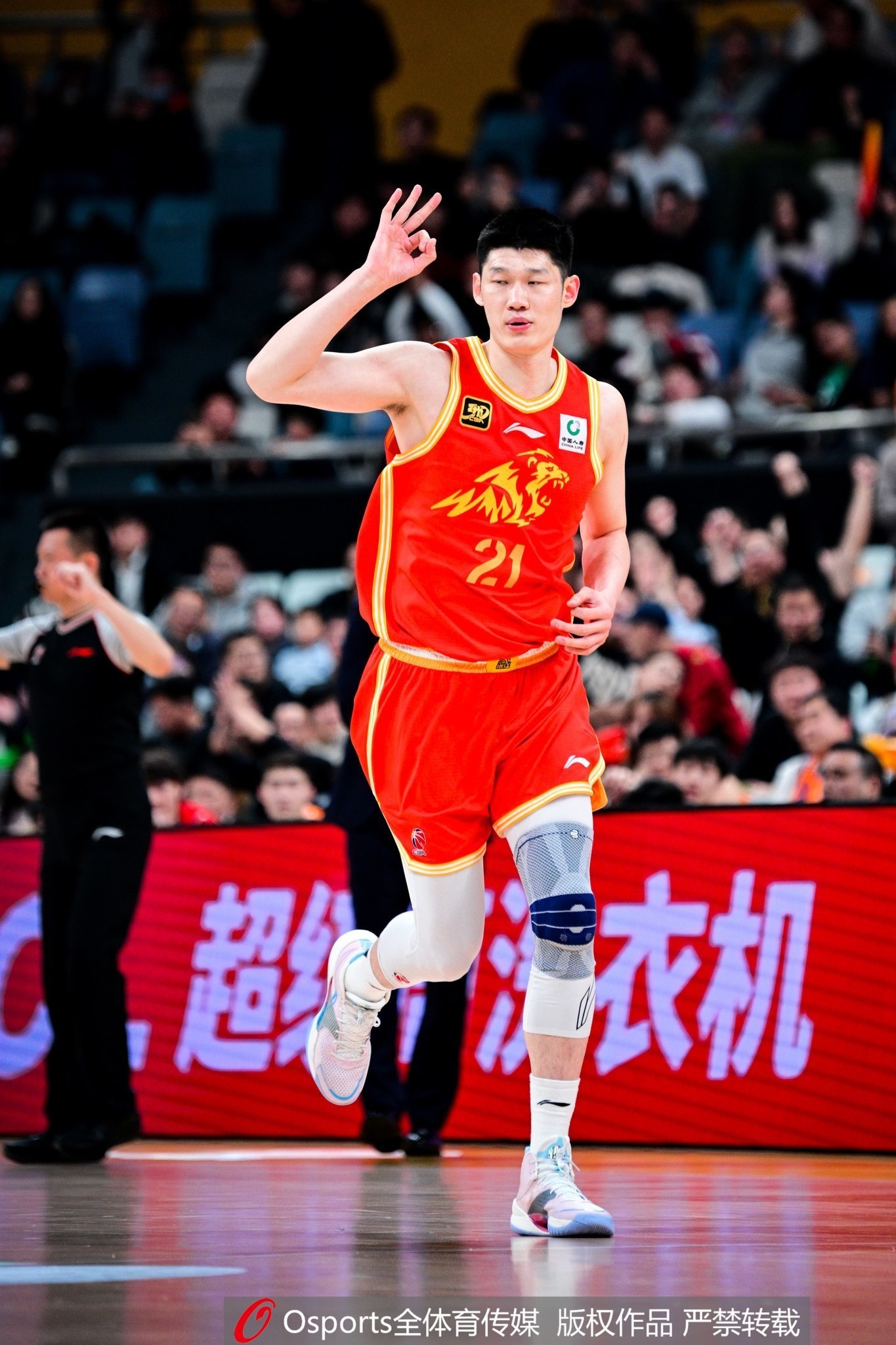 圆梦了！胡金秋11中7高效拿下17分4板1助 首节腹部不适曾返更衣室