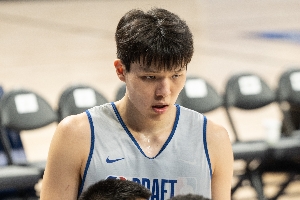 中国球员杨瀚森在芝加哥联合试训中表现出色