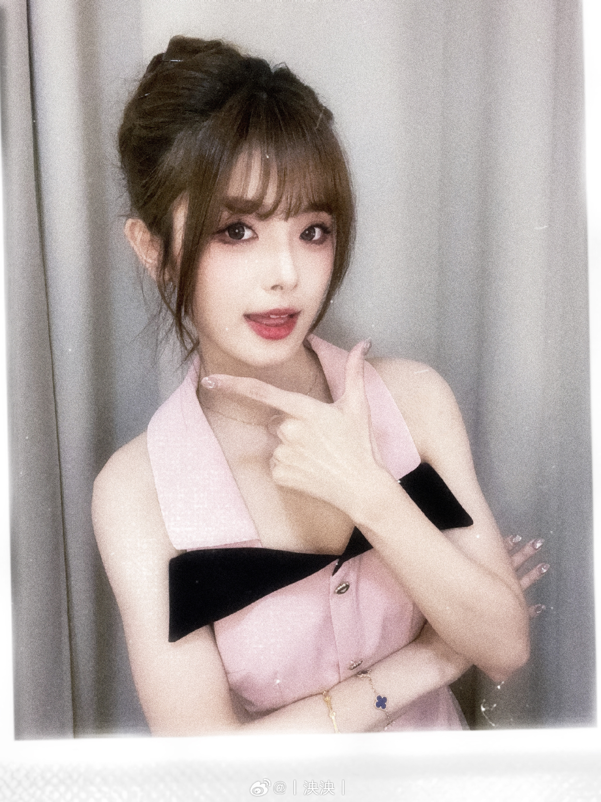 互动女主持人泱泱晒出自拍：0成本撕拉片~昨天上班造型还不戳嗷