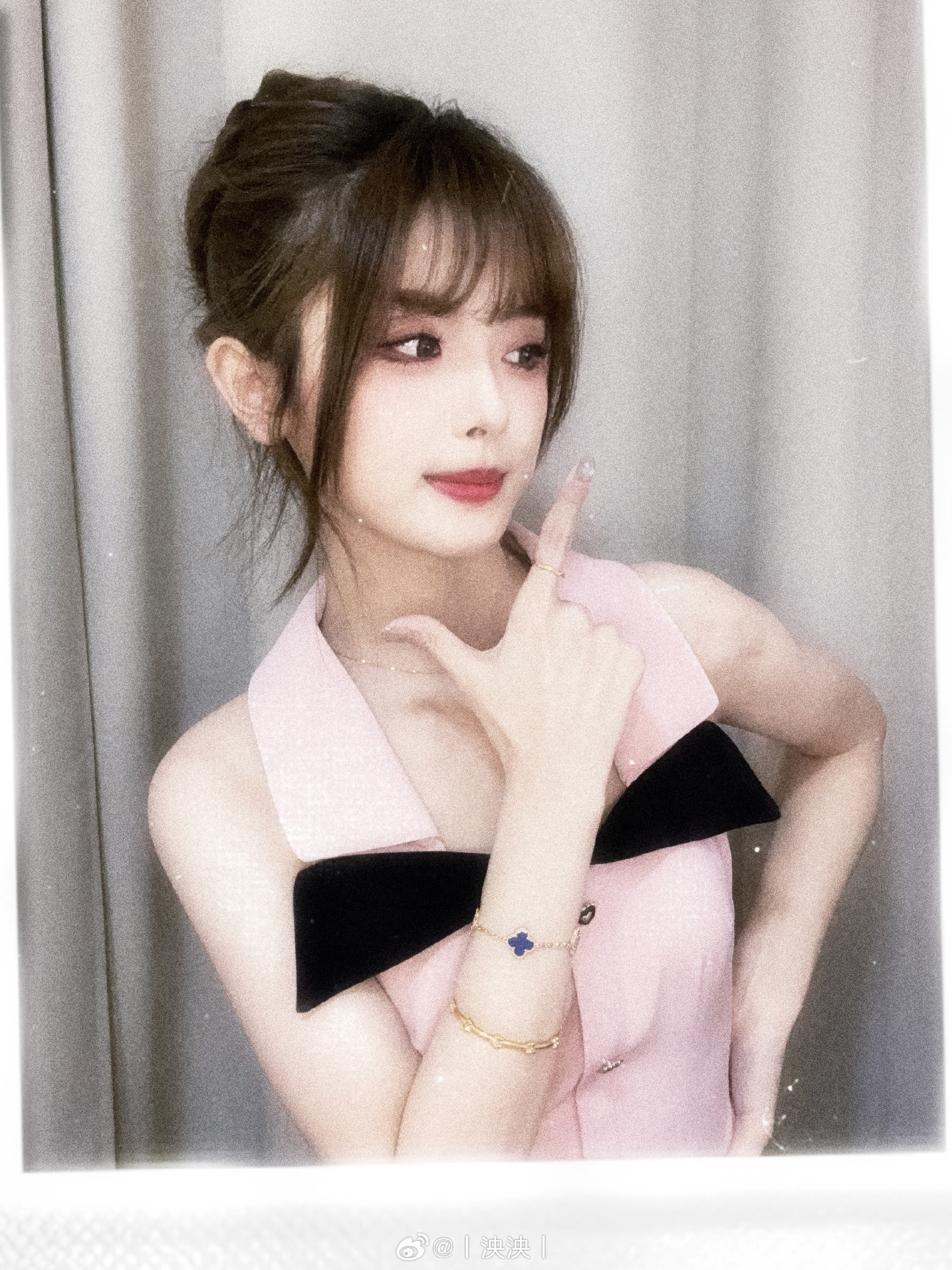 互动女主持人泱泱晒出自拍：0成本撕拉片~昨天上班造型还不戳嗷