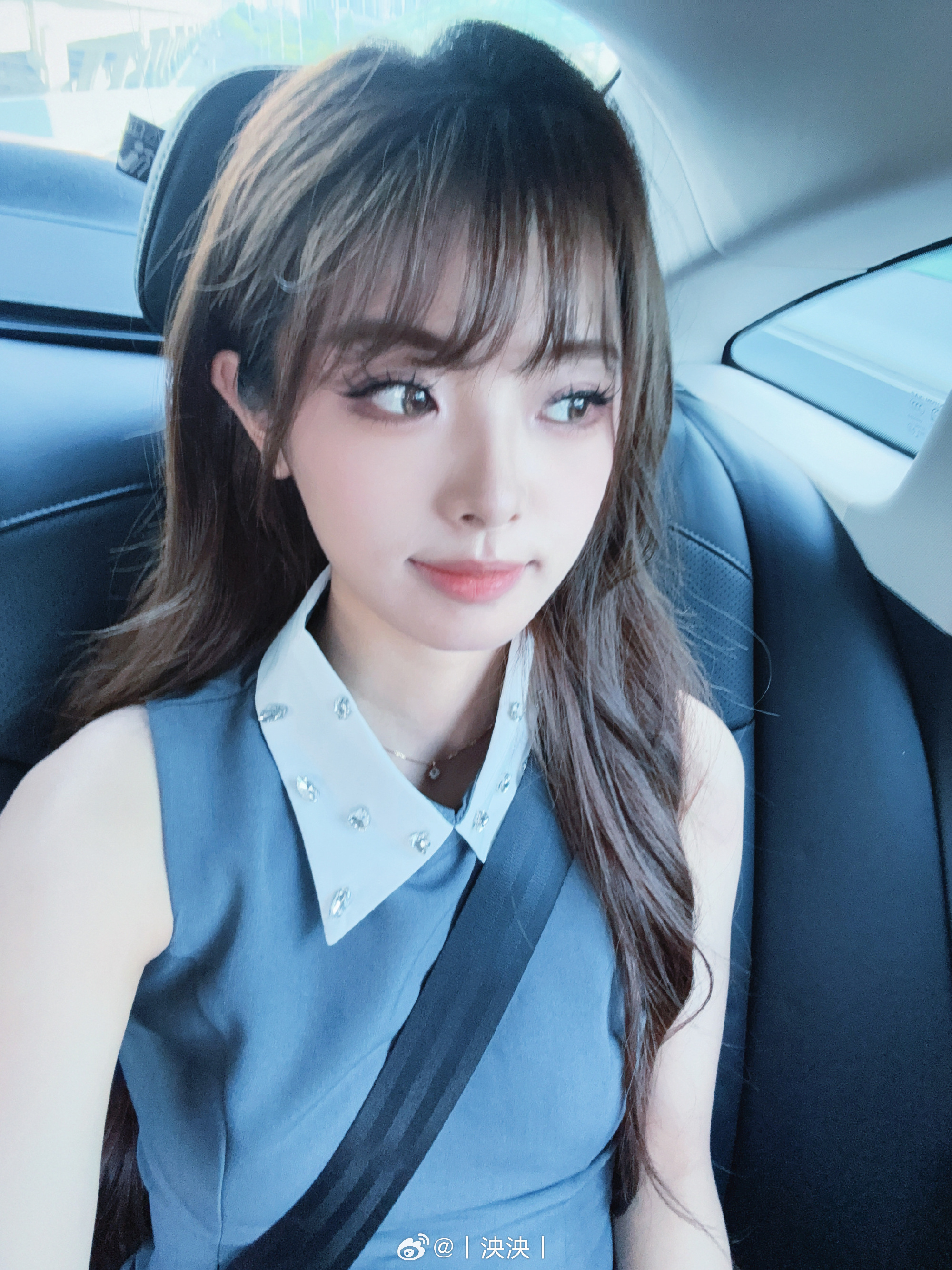 LPL女主持人泱泱分享自拍：“即将抵挡战场~”