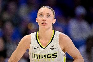 WNBA比赛中飞翼险胜狂热，佩奇表现抢眼