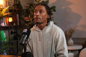 前NBA球员迈克尔-比斯利谈家庭与成长经历