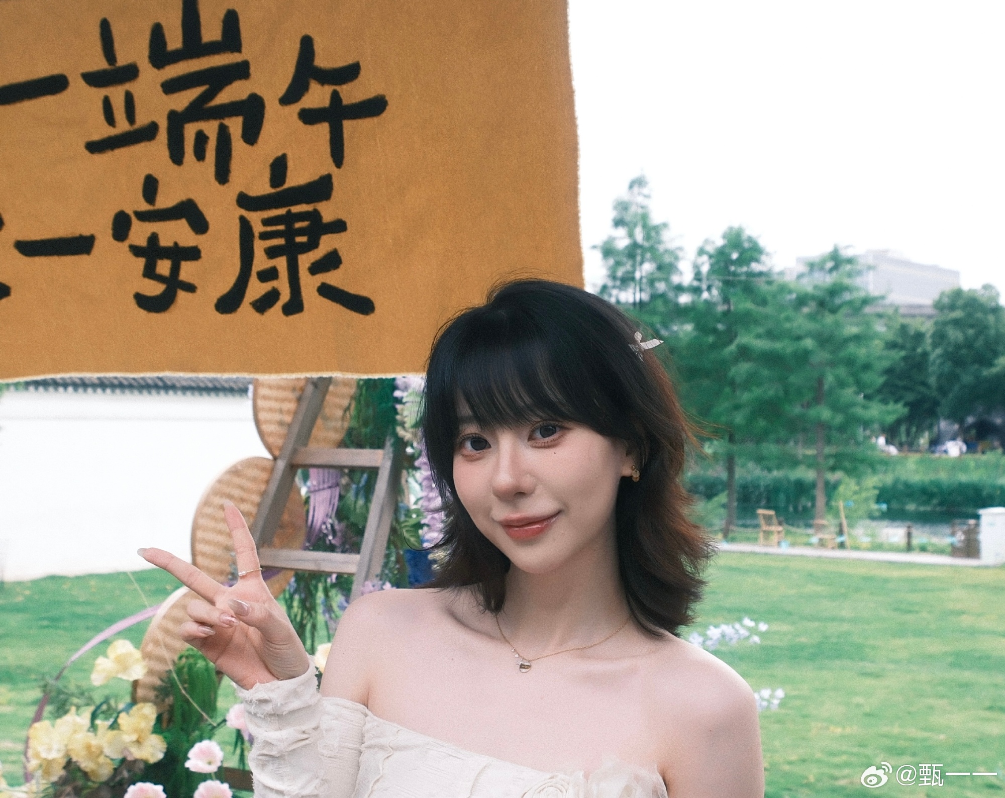 纯欲媚眼天花板！永劫无间解说甄一一晒照：hi