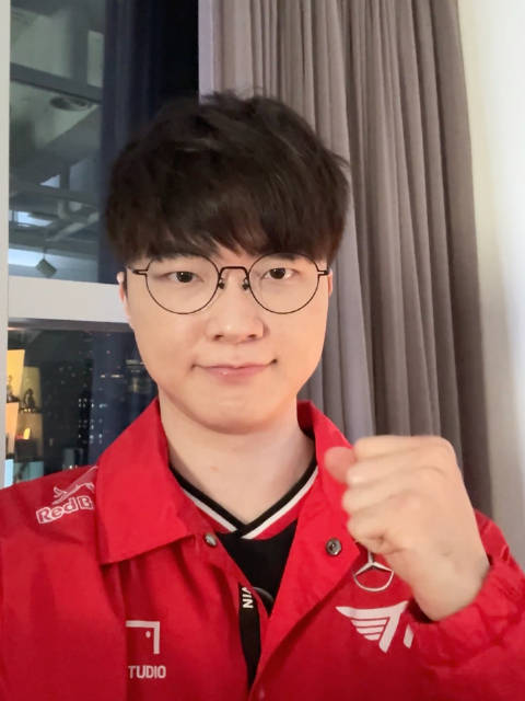 LPL粉丝热议Faker祝贺Uzi入选名人堂:一个传奇一个传销 5冠王传奇跟0冠王传奇