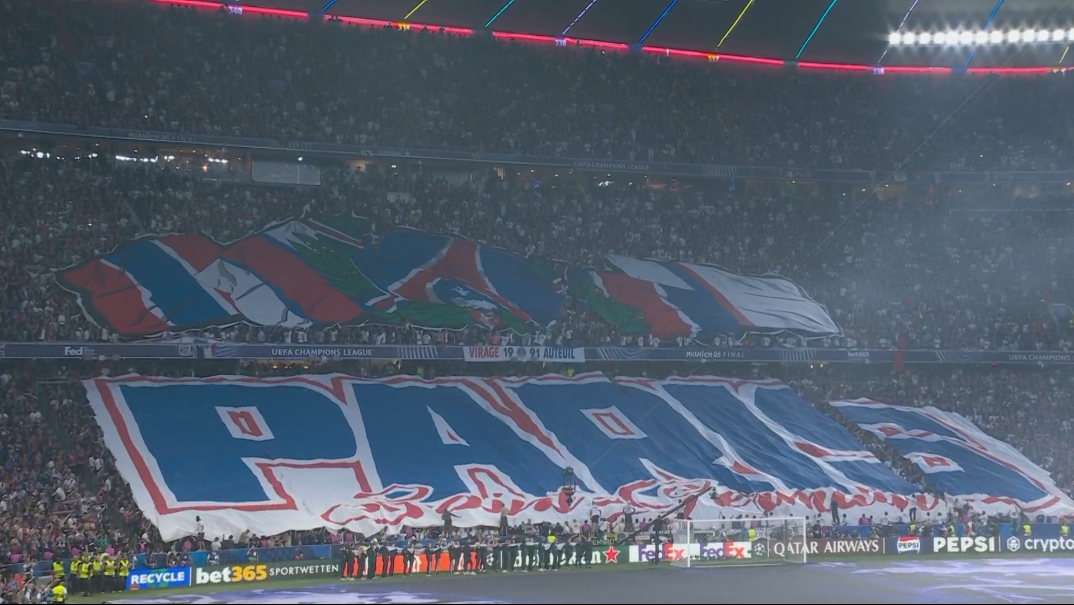 大战揭幕！现场巴黎球迷打出巨型TIFO