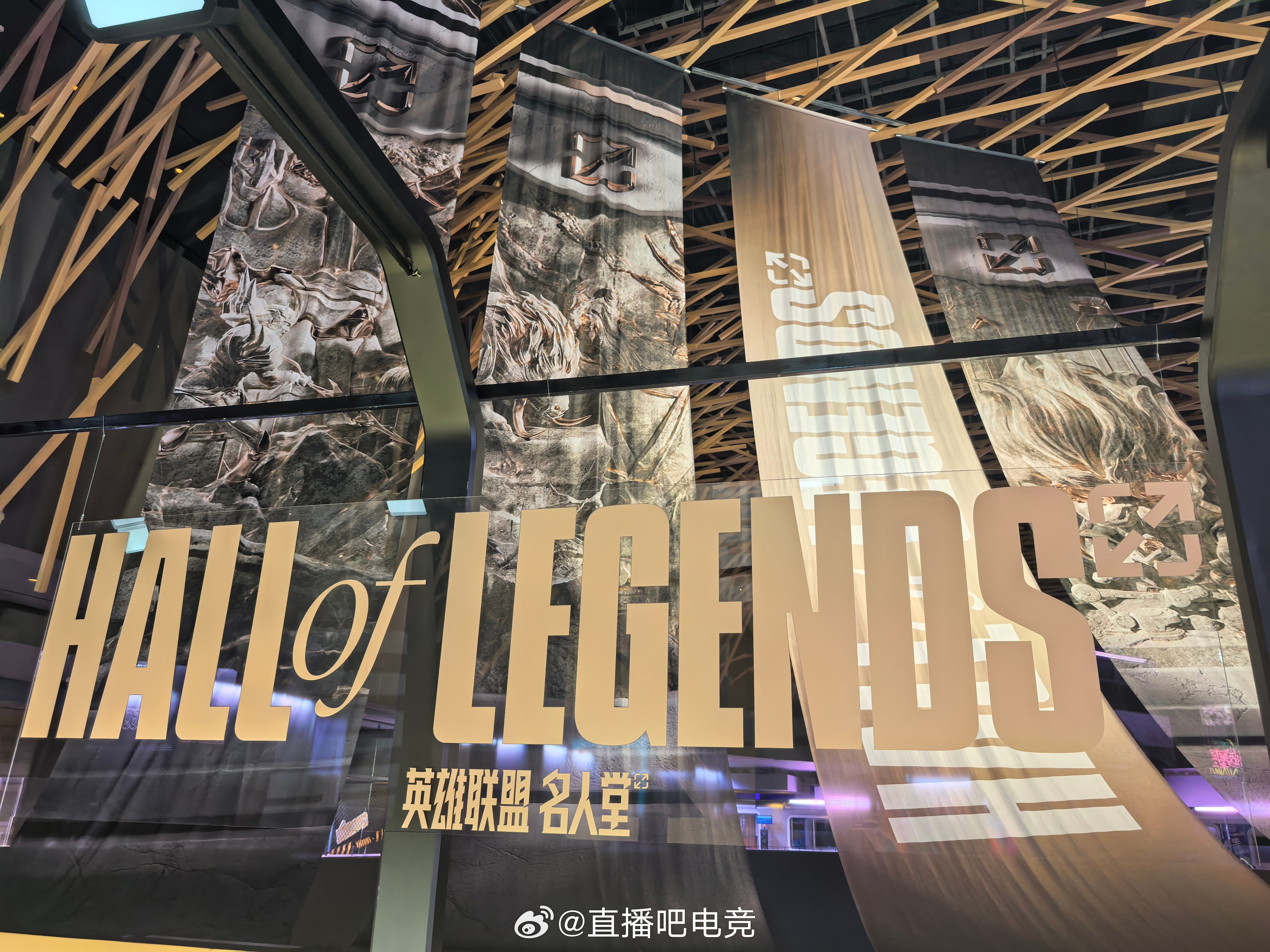 mk体育在线登录入口Uzi名人堂入选典礼现场照片:留下名人堂02号队服+手印记录👀