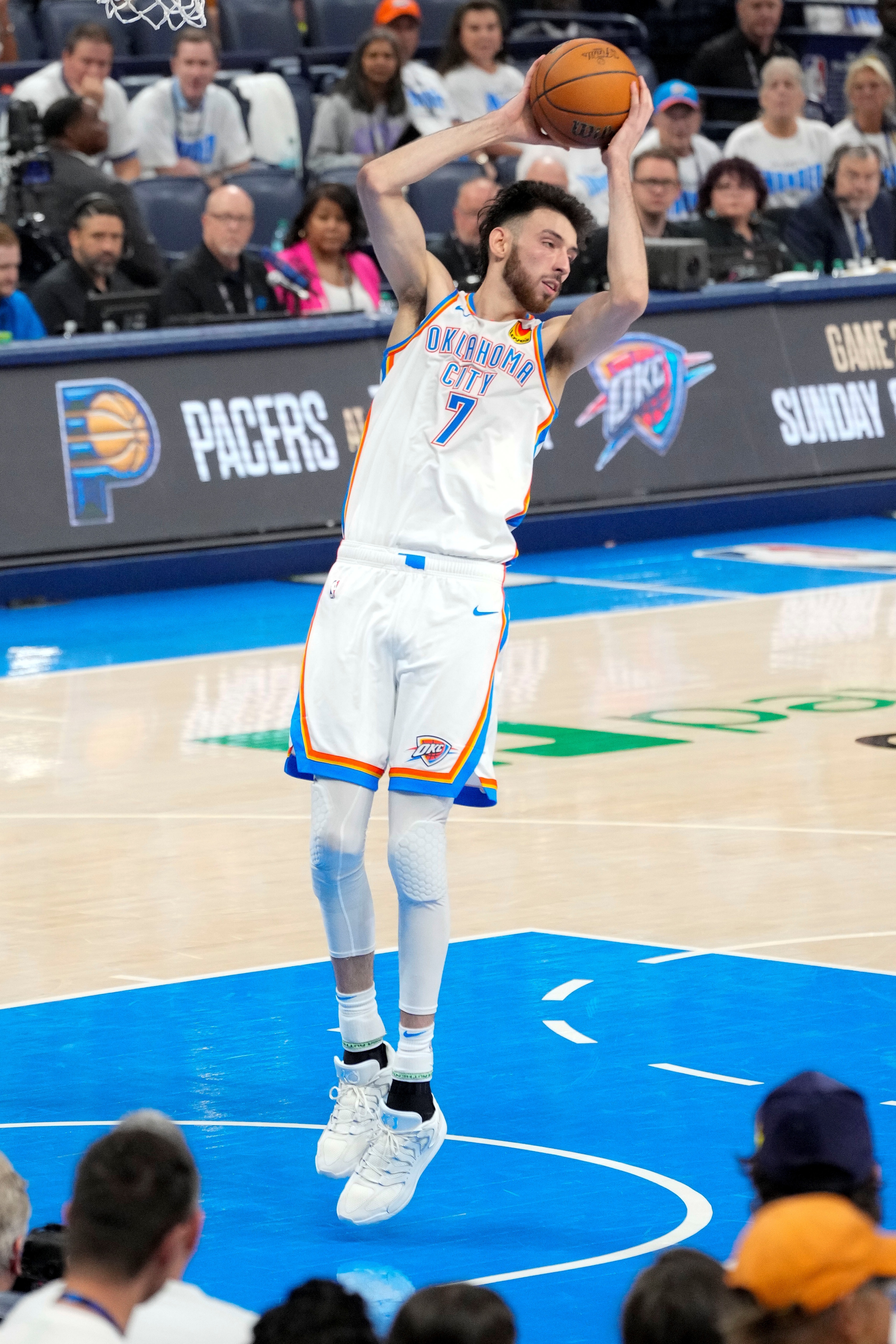 切特是最年轻的单一季后赛三分命中数达25&盖帽数超30的NBA球员