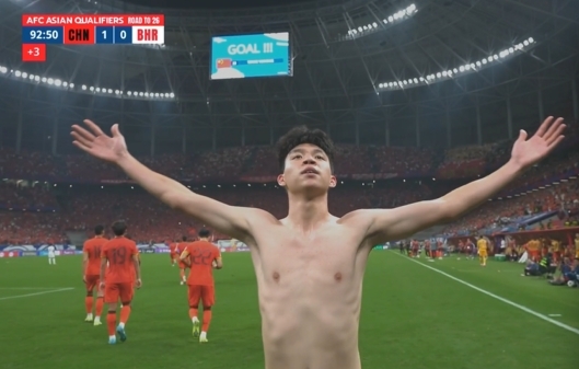 媒体人：18岁的王钰栋在场上太超模了，下届世界杯指着他扛旗了